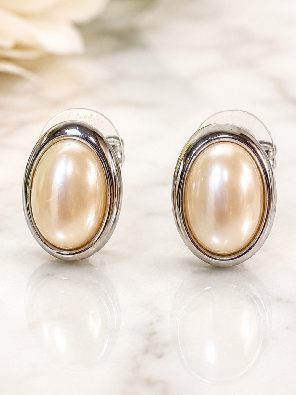 Richelieu Cream in Silver Tone Vintage Faux Pearl Earrings | GUC